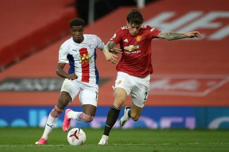 Wilfried Zaha tỏa sáng trong chiến thắng Man United