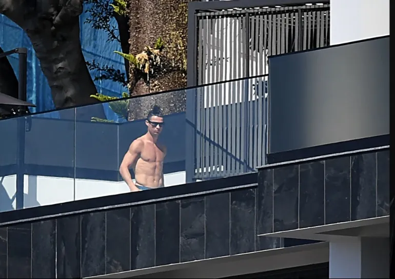 Ronaldo đã ở 2 tâng trên cùng trong thời gian Serie A bị đình hoãn