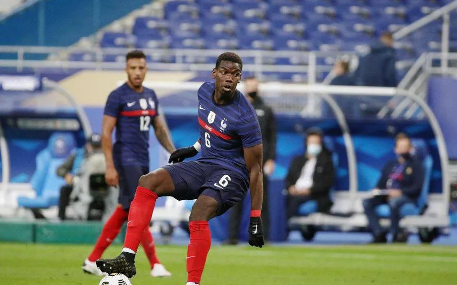 Paul Pogba vẫn được đá chính