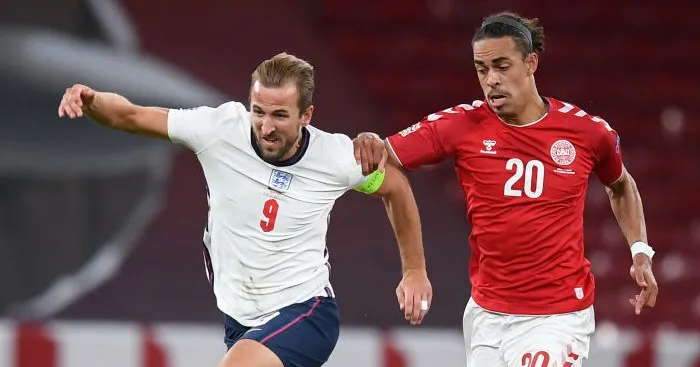 Harry Kane đi bóng qua hậu vệ Đan Mạch