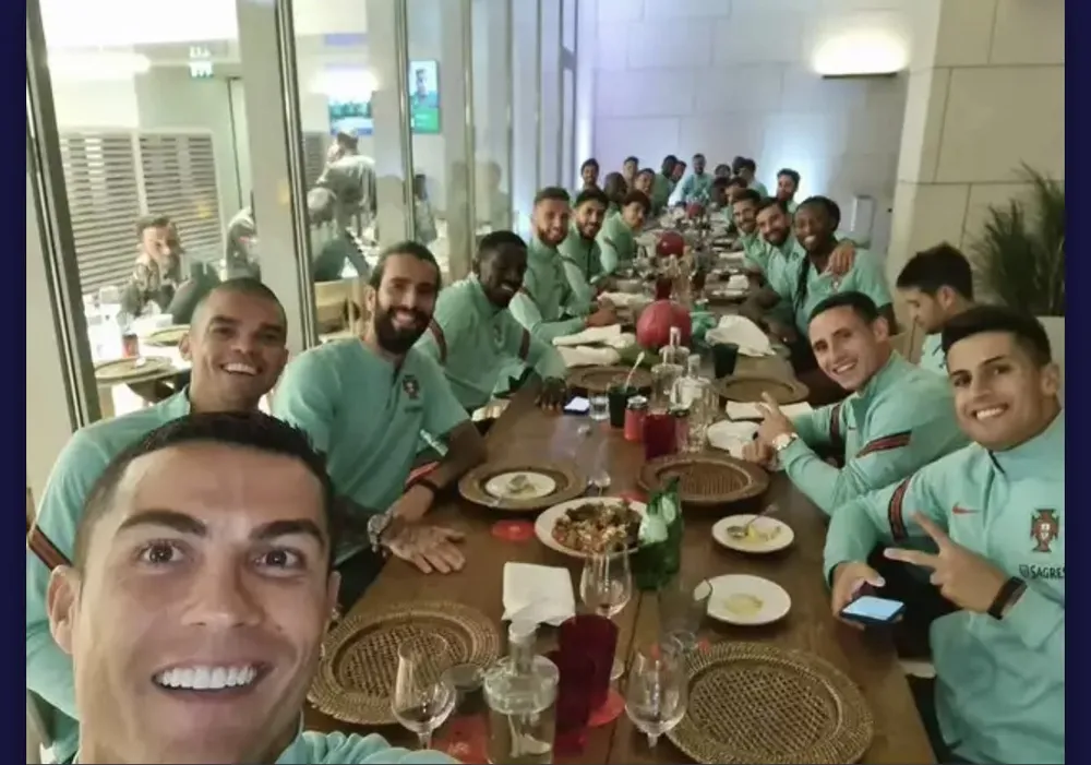 Ronaldo dương tính với Covid-19, bỏ lỡ trận gặp Messi ở Champions League ảnh 2