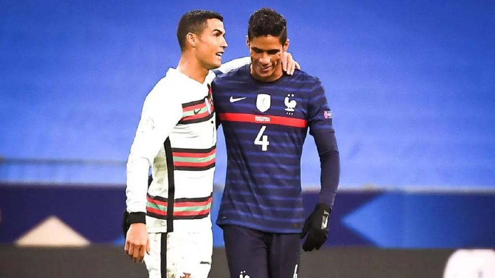 Cristiano Ronaldo và người đồng đội cũ Raphael Varane.