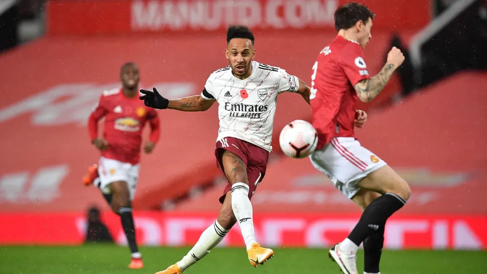 Aubameyang trở thành cầu thủ Arsenal đầu tiên sút thắng phạt đền ở Old Trafford