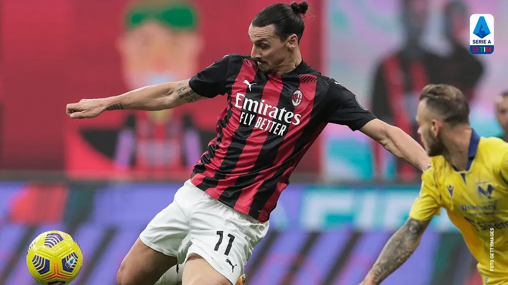Zlatan Ibrahimovic sút bóng trước khung thành Verona