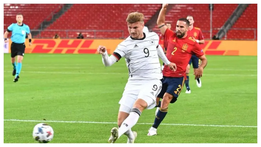 Timo Werner sút bóng trước khung thành Tây Ban Nha