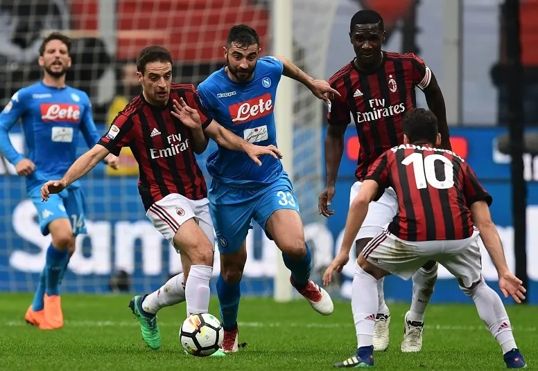 Bonaventura đi bóng trước hàng thủ Napoli