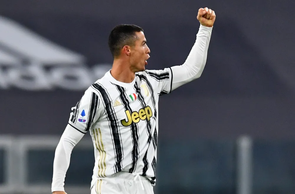 Ronaldo ăn mừng bàn thắng