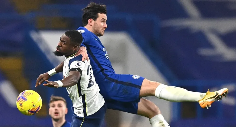 Ben Chiwell tranh bóng với hậu vệ Tottenham