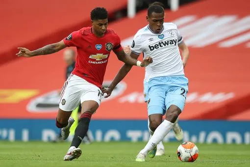 Marcus Rashford tranh bóng với hậu vệ West Ham