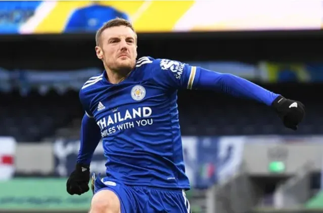 Jamie Vardy tỏ sáng khi góp cộng trong cả 2 bàn thắng 