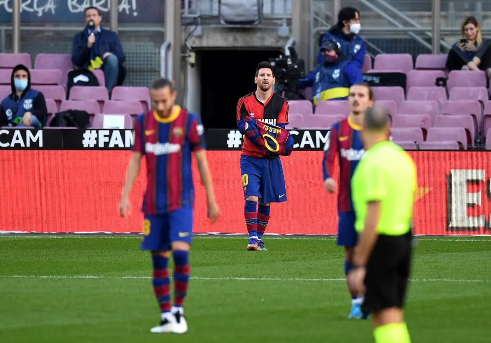 Nhận cúp Pichichi, Leo Messi dành sự tôn kính tới Diego Maradona ảnh 2