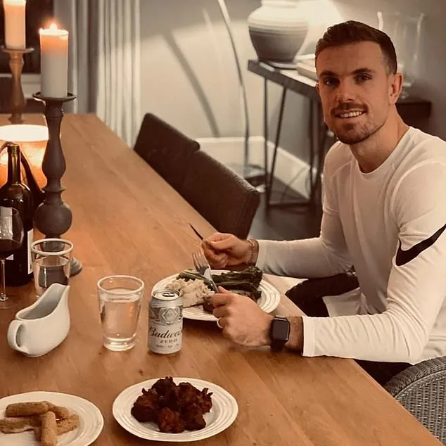 Cristiano Ronaldo và Luis Suarez đón năm mới 2021 cùng gia đình, Jordan Henderson nhâm nhi một mình đêm giao thừa ảnh 1