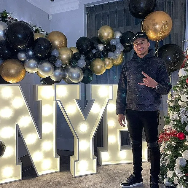 Cristiano Ronaldo và Luis Suarez đón năm mới 2021 cùng gia đình, Jordan Henderson nhâm nhi một mình đêm giao thừa ảnh 3