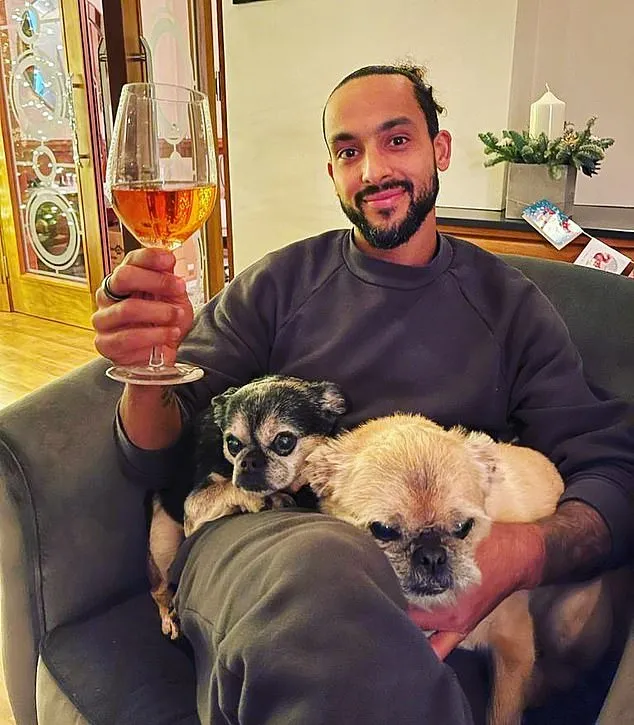 Cristiano Ronaldo và Luis Suarez đón năm mới 2021 cùng gia đình, Jordan Henderson nhâm nhi một mình đêm giao thừa ảnh 7