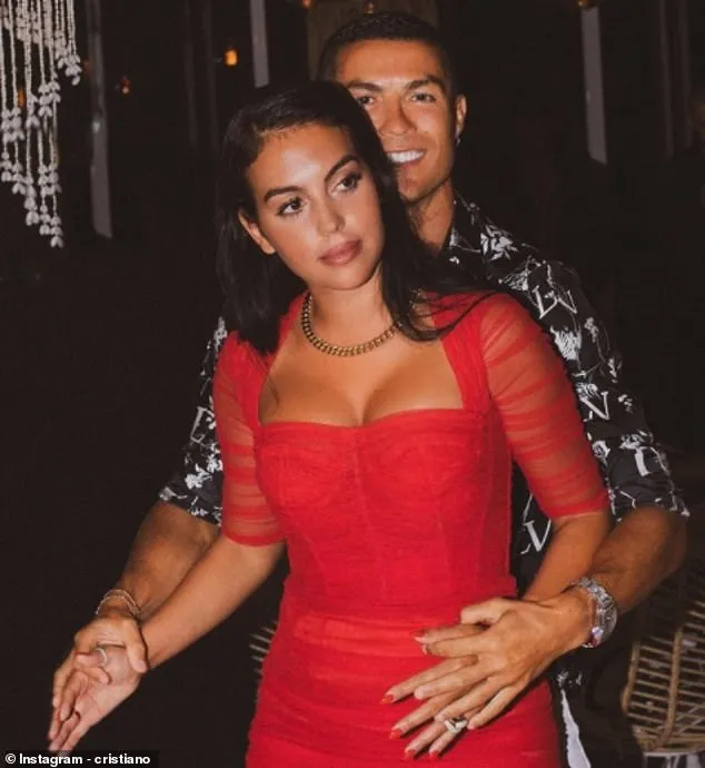 Ronaldo vượt rào dẫn bạn gái đi trượt tuyết trong ngày sinh nhật ảnh 1