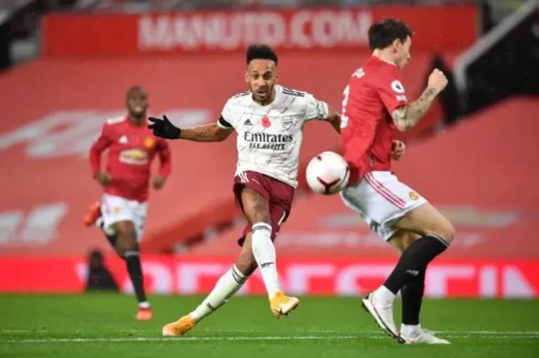 Trận lượt đi, Arsenal đã thắng Man United 1-0 nhờ bàn quyết định của Aubameyang