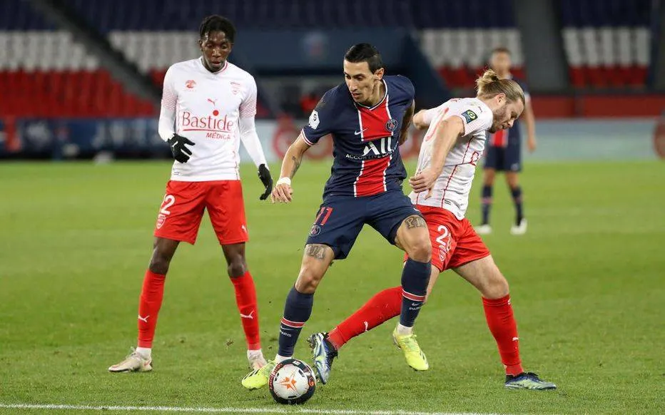 Di Maria đi bóng qua hậu vệ Nimes