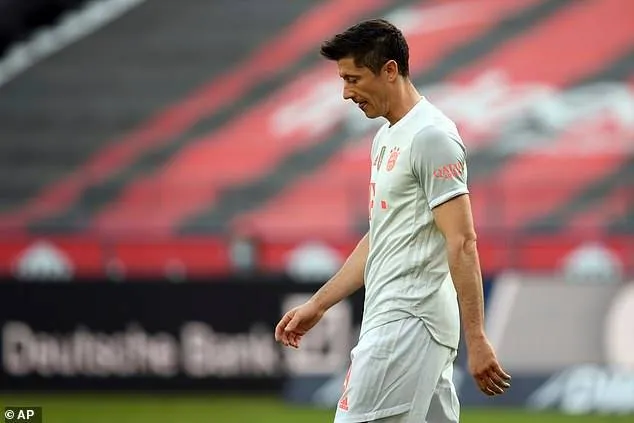 Tiền đạo Robert Lewandowski gỡ lại 1 bàn cho Bayern