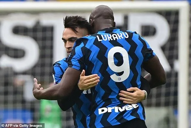 Lautaro Martinez ăn mừng bàn thắng cùng Lukaku.