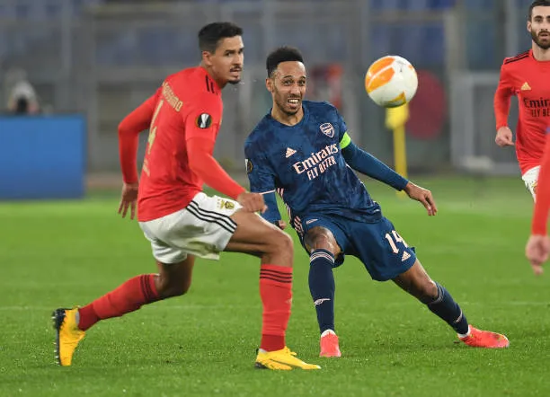 Aubameyang (trái) trong trận hòa Benfica