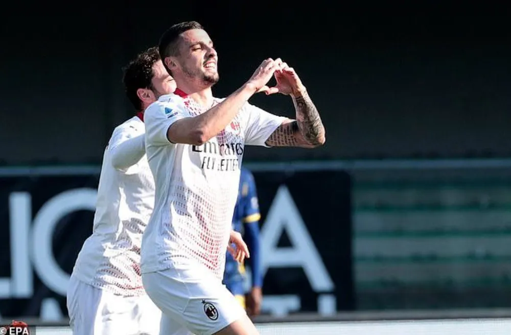 Các cầu thủ Milan mừng chiến thắng