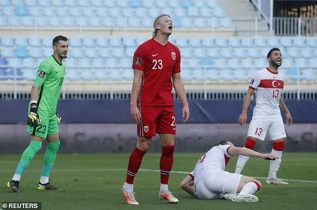 Na Uy chỉ trích Haaland: Chỉ bùng nổ ở Dortmund, không nổi lửa ở đội tuyển! ảnh 1