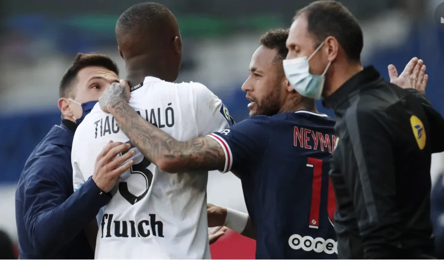 Các quan chức phaz3i can thiệp khi 2 cầu thủ giận dữ cùng rời sân