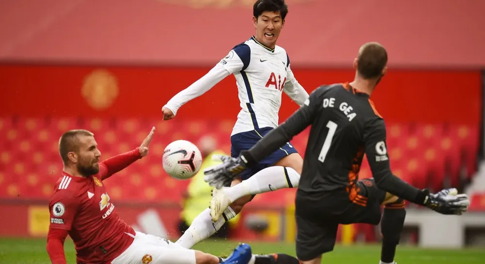 Son Heung-min ghi cú đúp trong chiến thắng tưng bừng ở Old Trafford