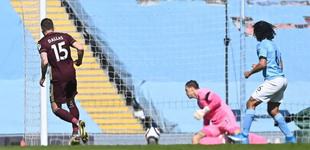 Dallas ghi cú đúp giúp 10 cầu thủ Leeds thắng sốc trước Man City ảnh 1