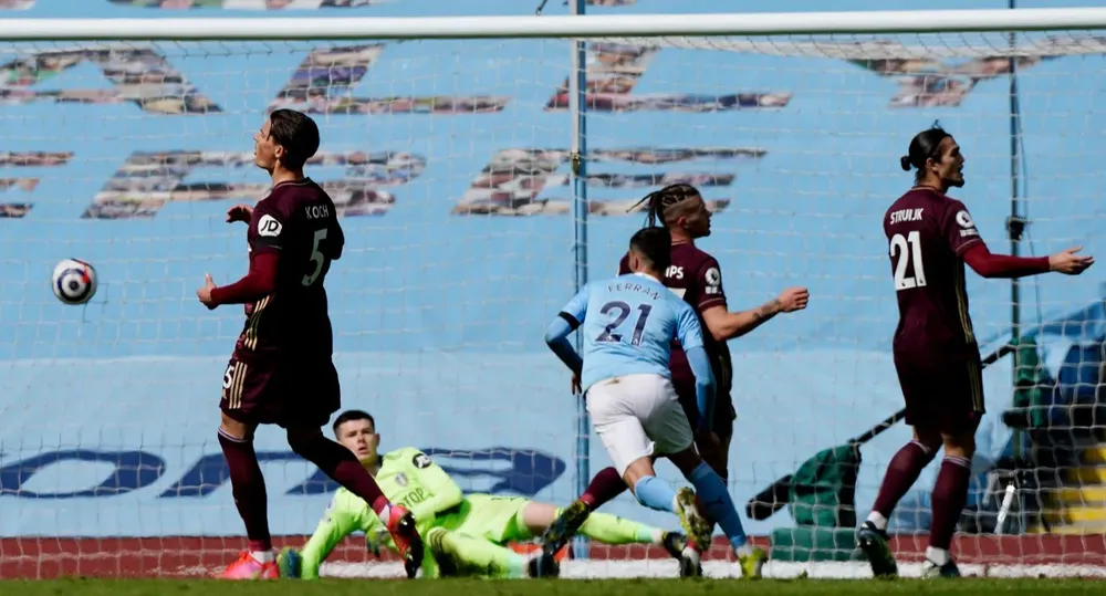 Dallas ghi cú đúp giúp 10 cầu thủ Leeds thắng sốc trước Man City ảnh 2