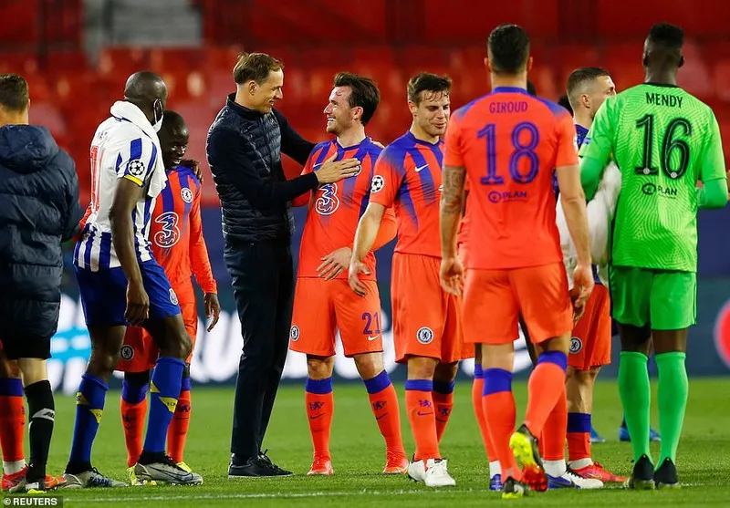 Thomas Tuchel ăn mừng chiến thắng lượt đi cùng các học trò