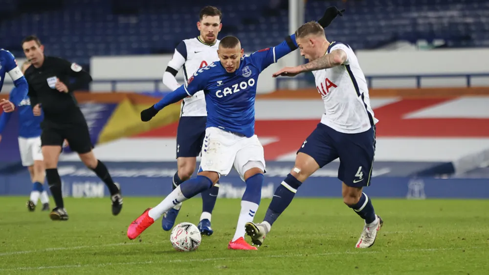 Richarlison (Everton) sút bóng trước hàng thủ Tottenham