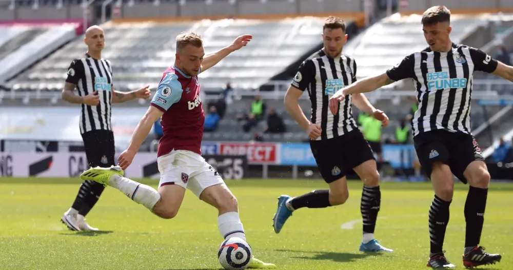 Jarrod Bowen sút bóng trước khung thành Newcastle