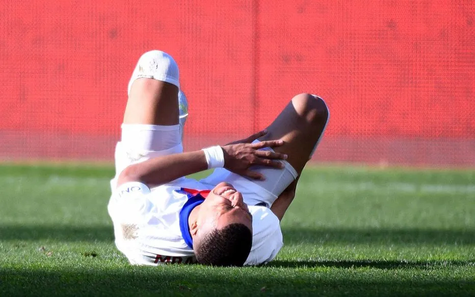 Kylian Mbappe dính chấn thương đầu gối