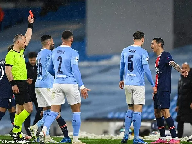 Chiếc thẻ đỏ dành cho Di Maria là không oan uổng chút nào