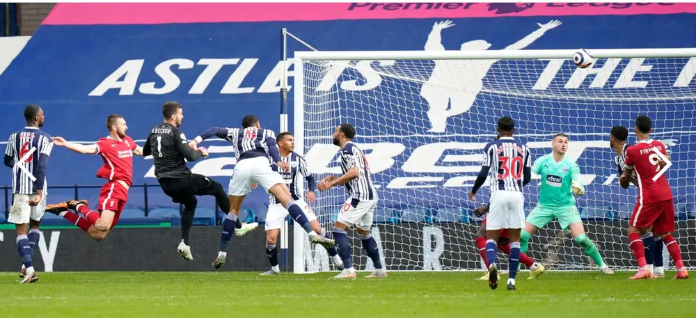 Thủ thành Alisson ghi bàn phút cuối, Liverpool sống lại hy vọng tốp 4 ảnh 3