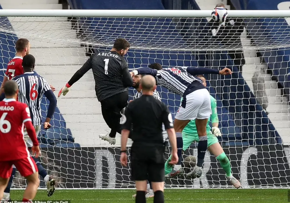 Thủ thành Alisson ghi bàn phút cuối, Liverpool sống lại hy vọng tốp 4 ảnh 4