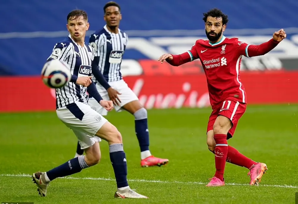 Thủ thành Alisson ghi bàn phút cuối, Liverpool sống lại hy vọng tốp 4 ảnh 2