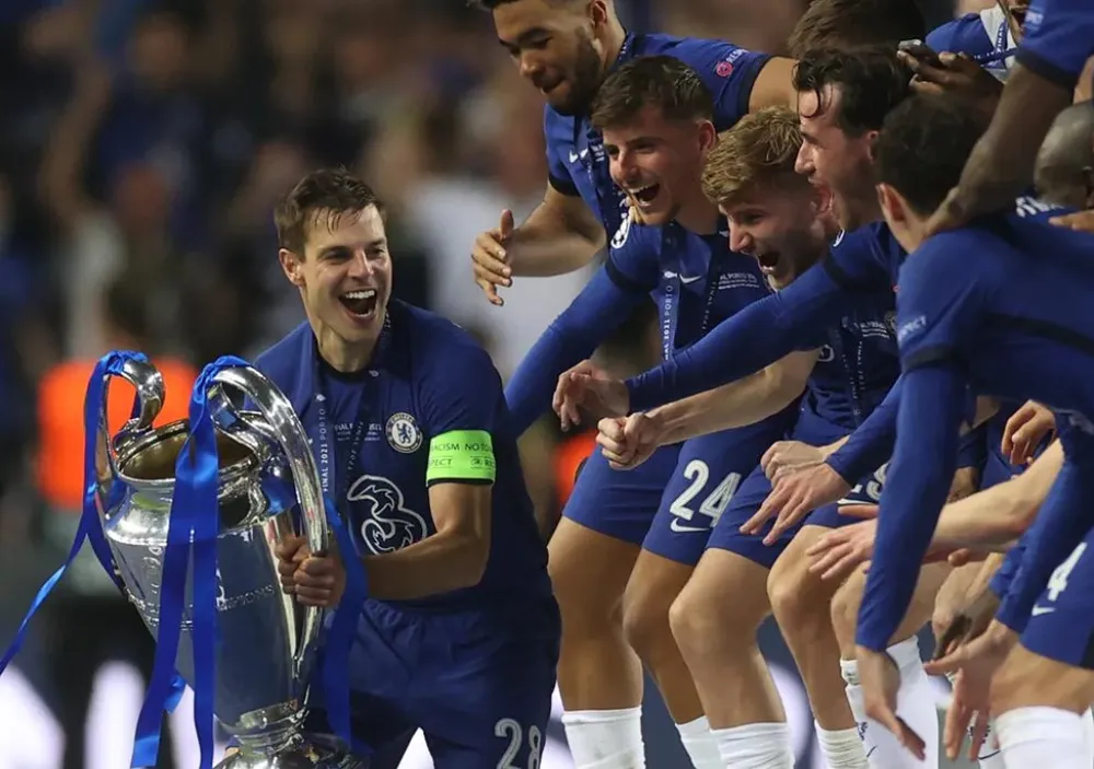 Đội trưởng Azpilicueta gương cao chiếc cúp Champions League