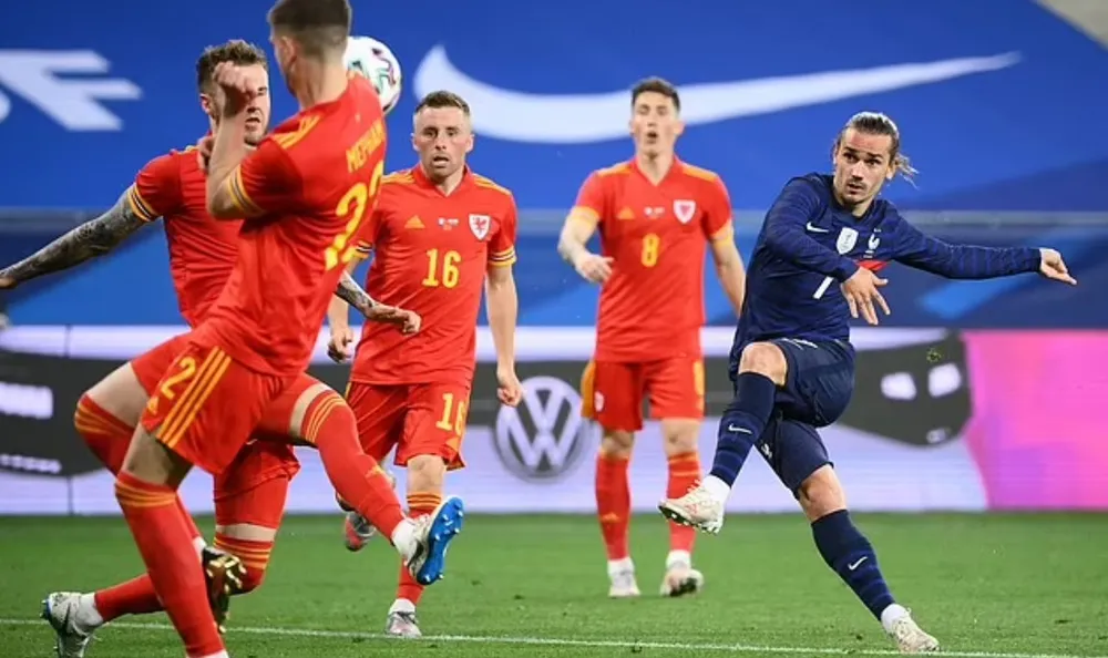 Benzema “tự hào” trở lại giúp Pháp đánh bại Xứ Wales ảnh 2