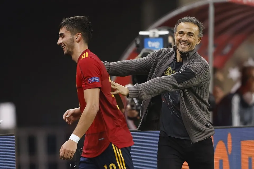 Bảng E: Tây Ban Nha chiếm ngôi đầu, Thụy Điển và Ba Lan tranh vị trí thứ hai ảnh 1