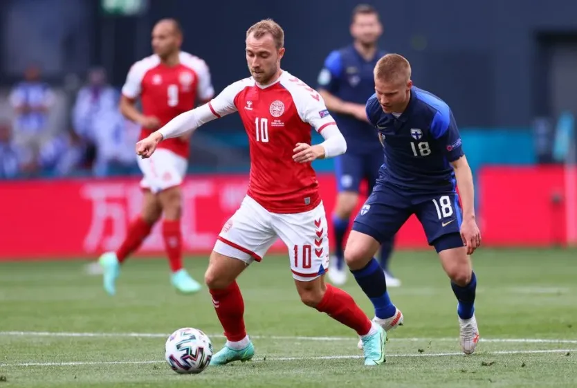 Christian Eriksen bất ngờ đột quỵ 
