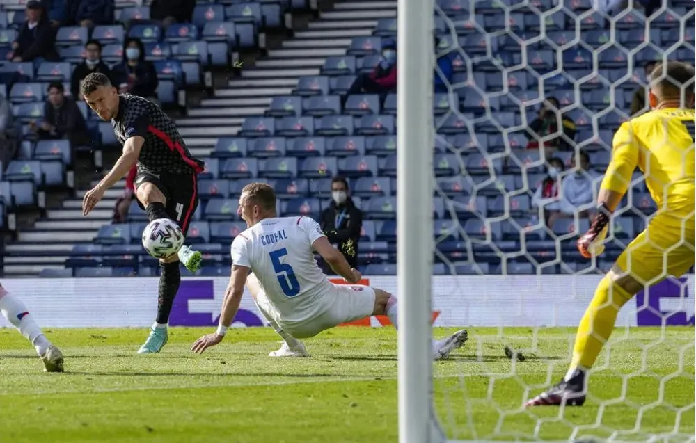 Cú sút kỹ thuật của Ivan Perisic đã giúp gỡ hòa cho Croatia