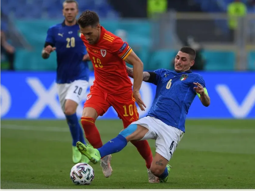 Chuyền bóng hay, Marco Verratti còn th8u75c hiện những cú tắc bóng chính xác và hiệu quả