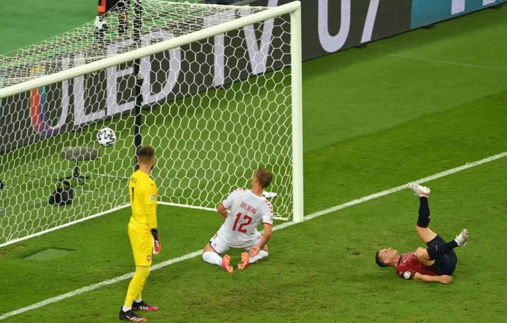 CH Séc – Đan Mạch 1-2: Lính chì hiên ngang vào bán kết, Schick bắt kịp Ronaldo ảnh 2