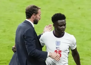 HLV Gareth Southgate và tiền vệ Saka