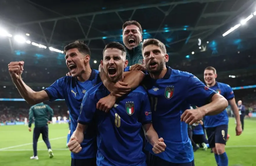 Các cầu thủ Italia ăn mừng chiến thắng