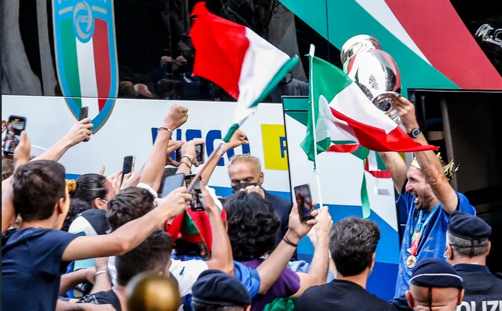 Italia chào đón những người hùng Euro trở lại Rome ảnh 1