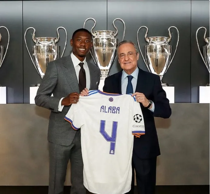 Chủ tịch Florentino Perez trao chiếc áo số 4 cho David Alaba