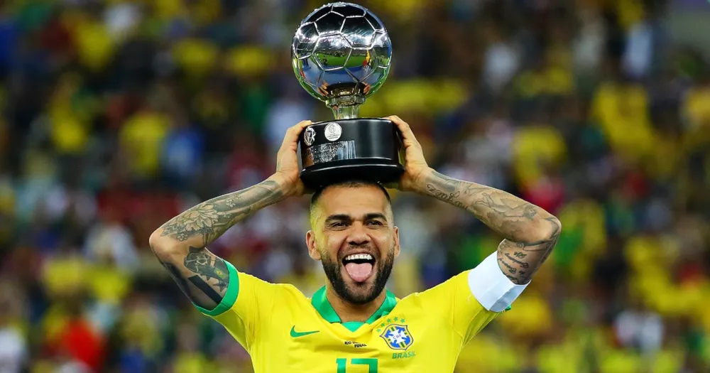 DANI Alves với chiếc cúp Copa America